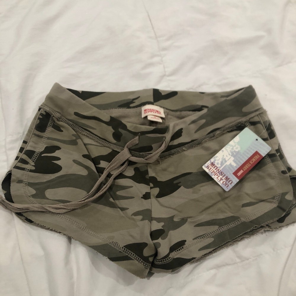 NWT  women’s Mossimo camo shorts